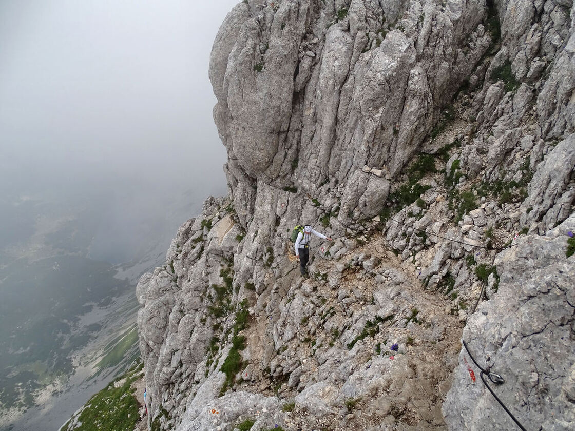 Staza od prevoja do vrha Bobotova kuka je izazovna i opasna, pa su uz nju postavljene sigurnosne sajle.