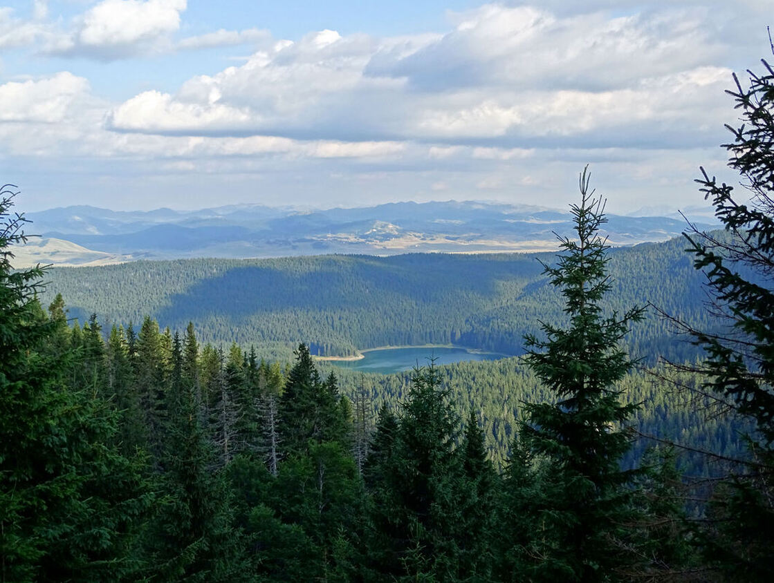Pogled na Crno jezero i okolno područje s padina Ražane glave