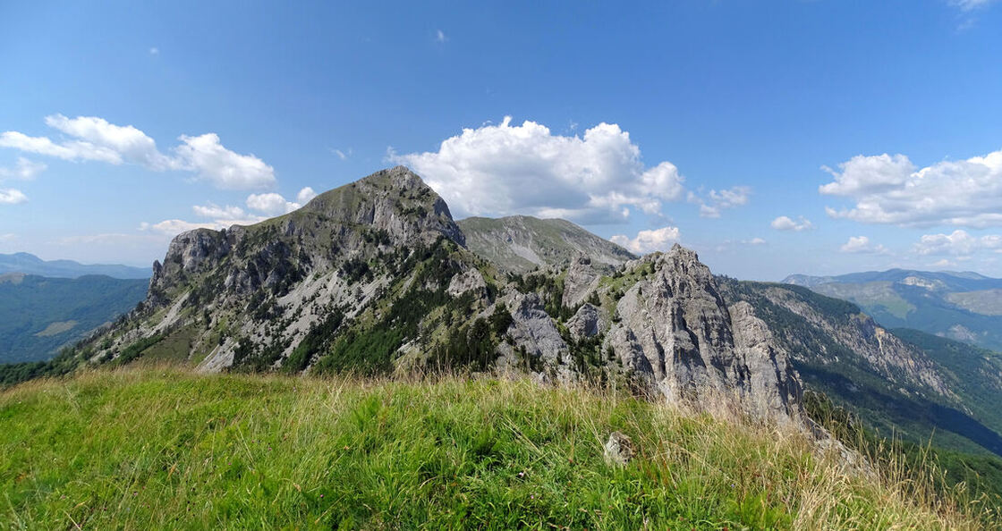 Pogled s grebena Popadije ma zapadni (lijevo) i istočni (desno) vrh Guri Kula, između kojih se u daljini vidi vrh Trojan.
