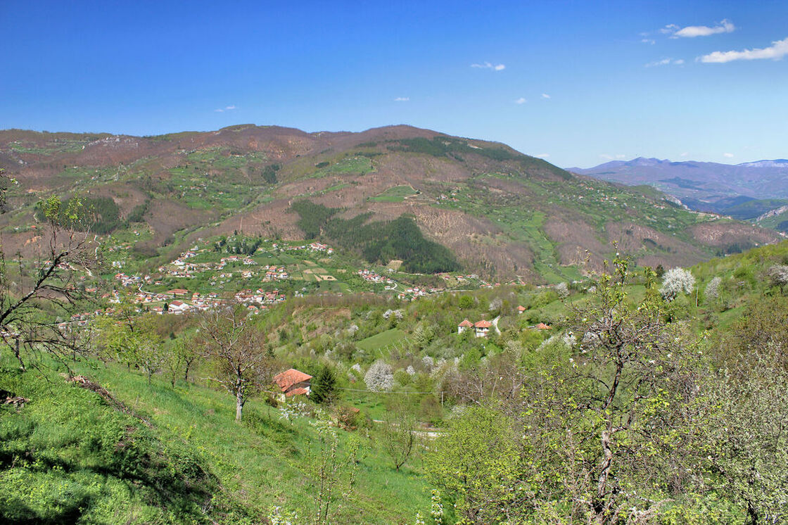 Pogled iz Osoja na Ikanovac i naselje Seljašnjicu u podnožju