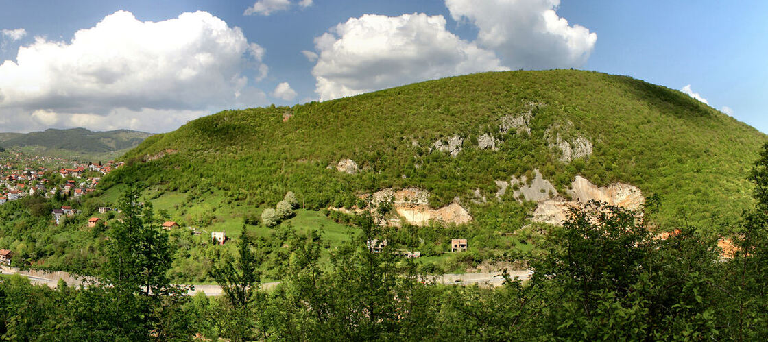 Pogled na greben koji završava Hrastovom glavicom (desno) iznad kanjona Miljacke.
