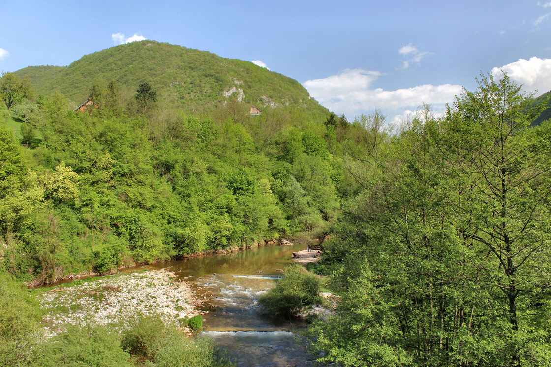 Tok rijeke Miljacke uzvodno od Kozije ćuprije i pogled prema Hrastovoj glavici (lijevo)