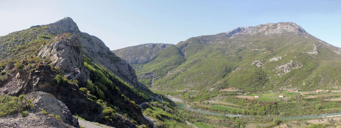 Pogled s prijevoja, na ostatke srednjovjekovnog grada Drišta (Drisht / Drivast / Drivasto) i njegov strateški položaj nad dolinom rijeke Kiri i na ulasku iz nizina u planinsko područje