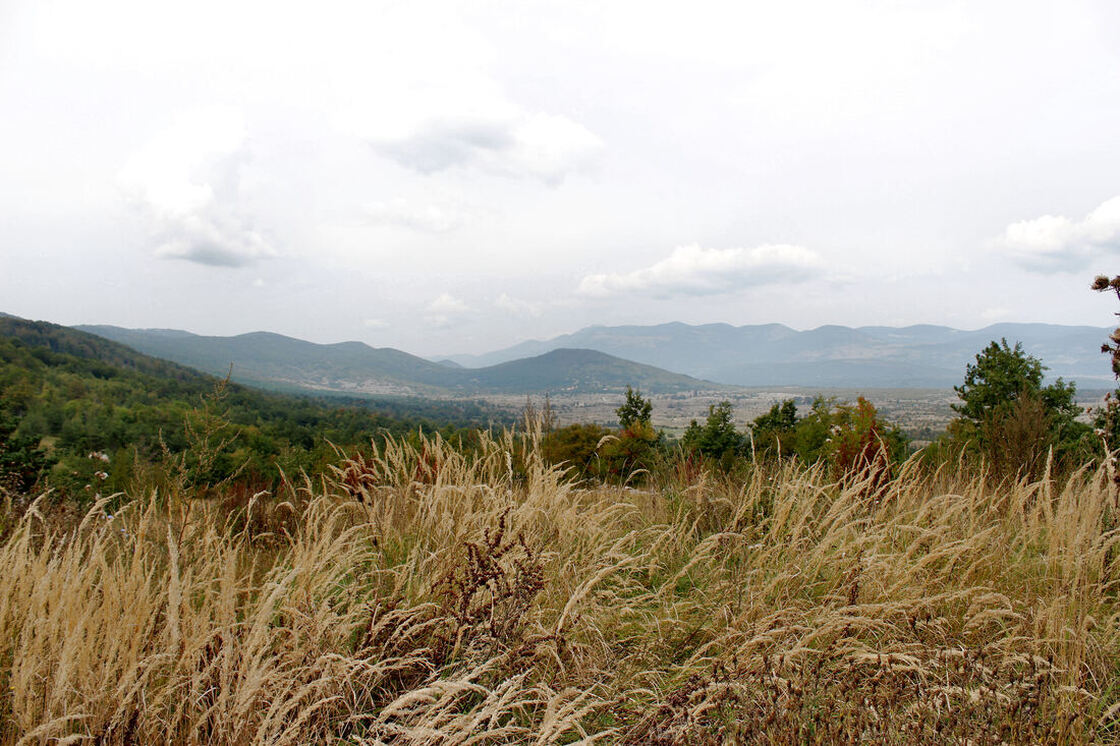 Visoravan Kamenica;; na njezinom SZ kraju ističec se vršak Šobatove glavice (930 m) pod kojom izvire rijeka Bastašica.