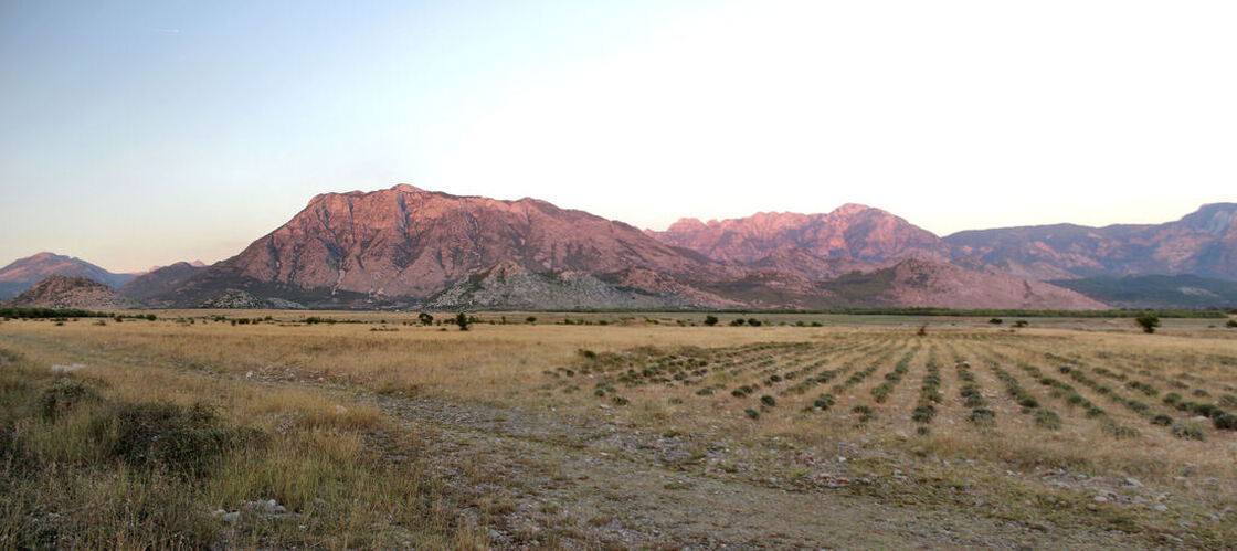 Poredane s lijeva nadesno, planinske grupe Vjelakut (Velecikut; u pozadini na horizotu), Škrelj (Shkrelit), Biškazit (Bishkazit) i Maranaj (vidi se dio).