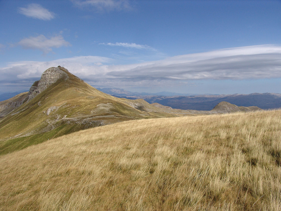 Vrh Malog Zebalca. Pogled s grebena Velikog Zebalca, između Malog i Velikog Zebalca nalazi se prijevoj Zebalac.