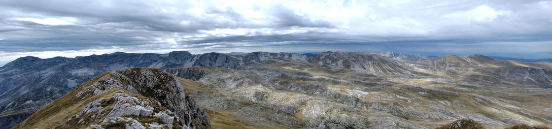 Pogled s vrha Velikog Zebalca na najjužnije dijelove Lole, prema Štitu i Kapi Moračkoj