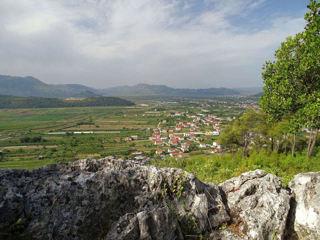 Pogled s brda Predolac iznad Metkovića, preko doline rijeke Neretve, zaustavlja se na horizontu siluetom Podgradinsko-slivanjskih brda.