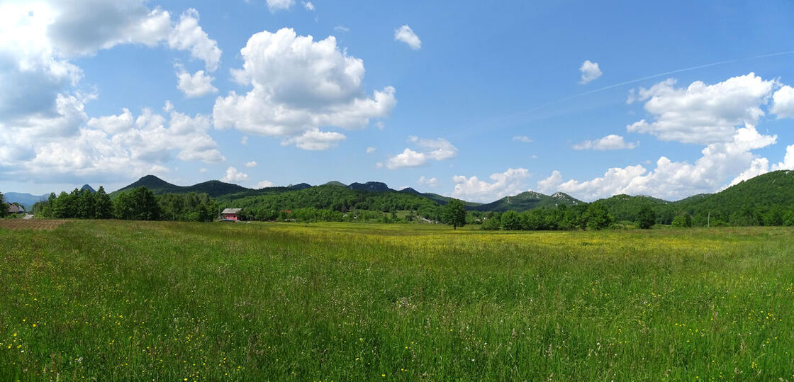 Pogled iz Klanačkog polja prema dijelu Perušićkog pobrđa