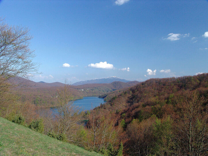 Pogled od livada kod sela Plitvica na jezero Kozjak i Golu Plješivicu (na horizontu)