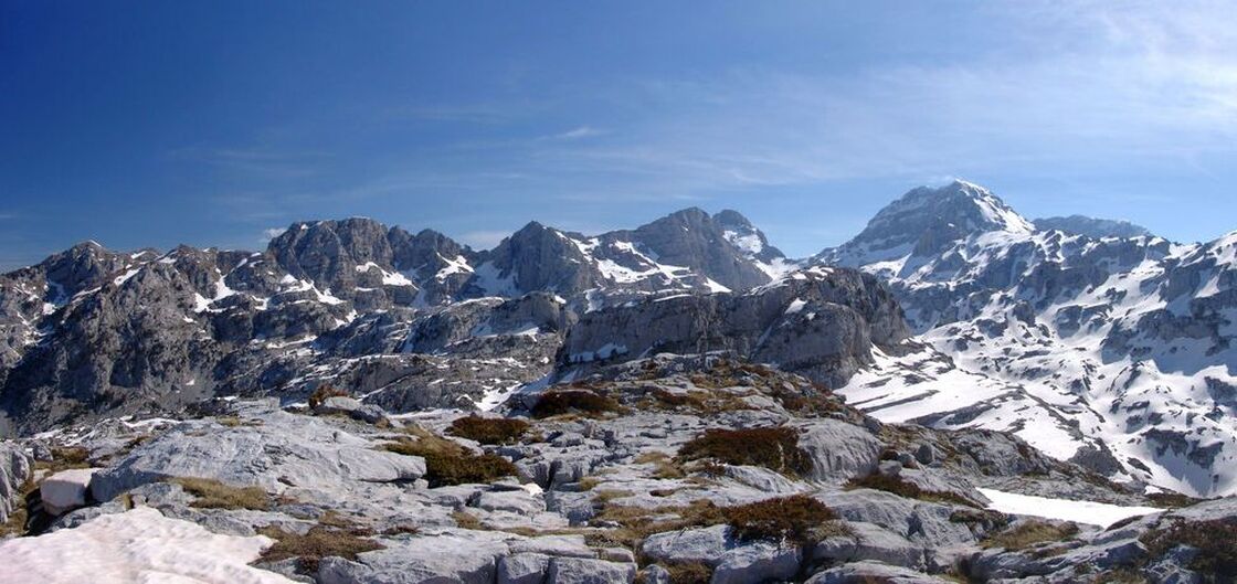 Vrhovi sjevernog vijenca 2. Slijeva nadesno: Makilaqit 2185 m, Toçillaçit 2253 m, prijevoj Qafa Shtegu Toçillaçit, n.n.vrh 2258 i 2358 m, Kuq (2428 m), prijevoj Mushkes (2228 m), Livadhit (2493 m), Thathë 