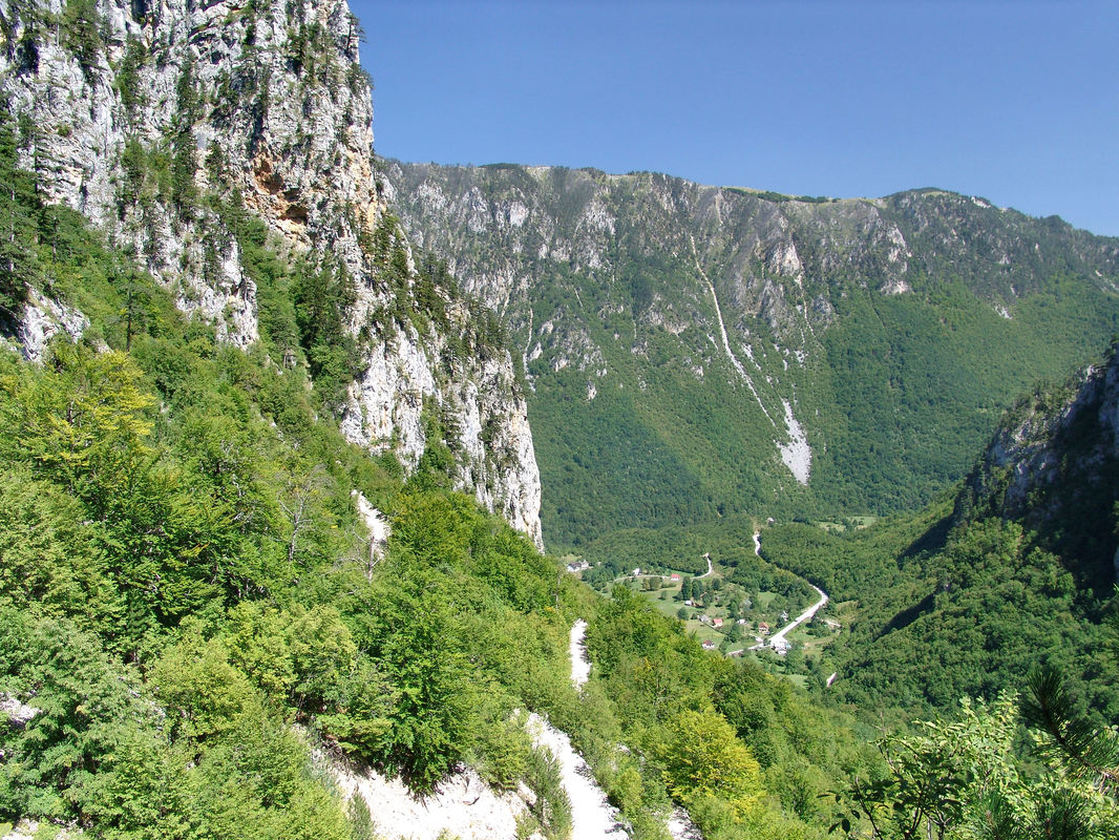 Iz Dobrilovine, koja se nalazi u kanjonu Tare na cesti Mojkovac-Đurđevića Tara, do Zaboja se stiže usponom brojnim serpentinama.