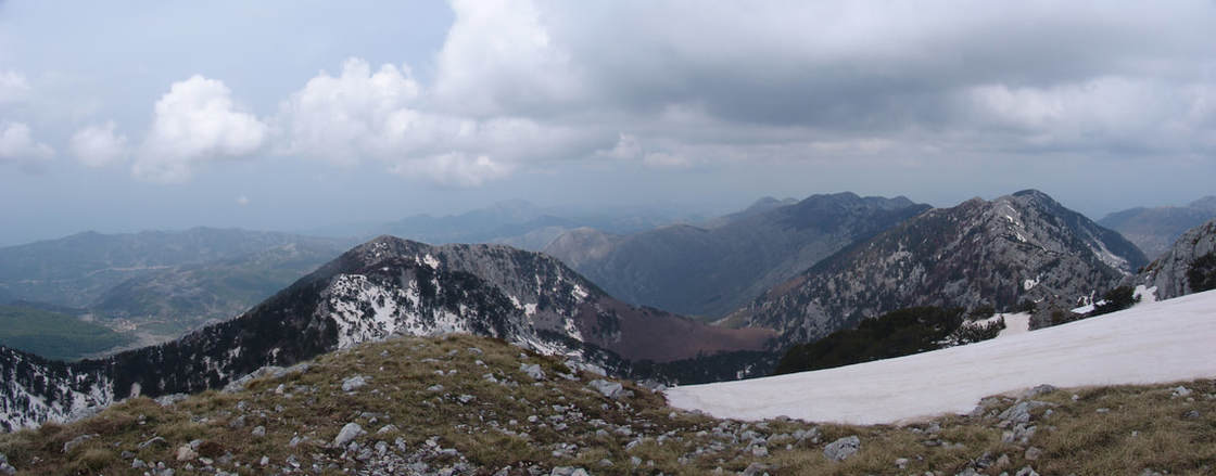 Pogled na lanac vrhova od Buganje grede  (desno) prema Velikom Svitavcu te na Borovik (u sredini)