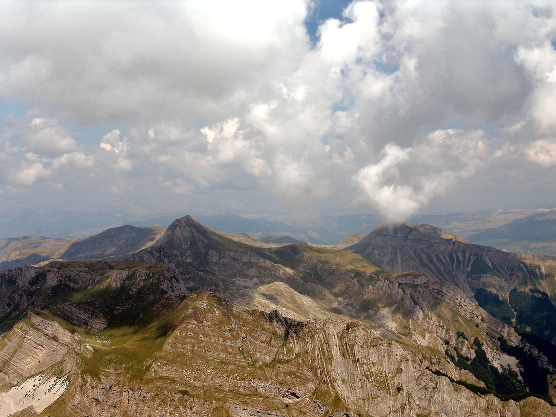 Pogled od juga s Kape moračke na najviše vrhove Lole. S lijeva nadesno: Šuplja greda, Veliki Zebalac (šiljat vrh), Šljeme (izduženi travnati greben, desno dolje od Zebalca) i Líjevno (u pozadini desno, djelomice prekriven oblakom).