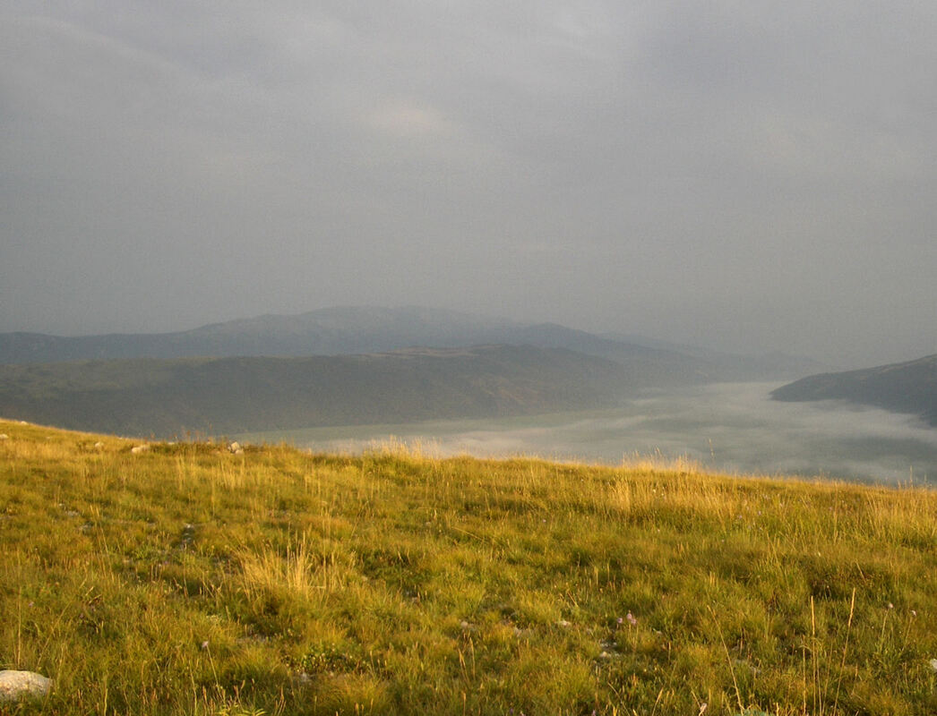 Pogled s ruba Krug-planine na Glamočko polje i planinu Veliku Goliju (na horizontu, lijevo)