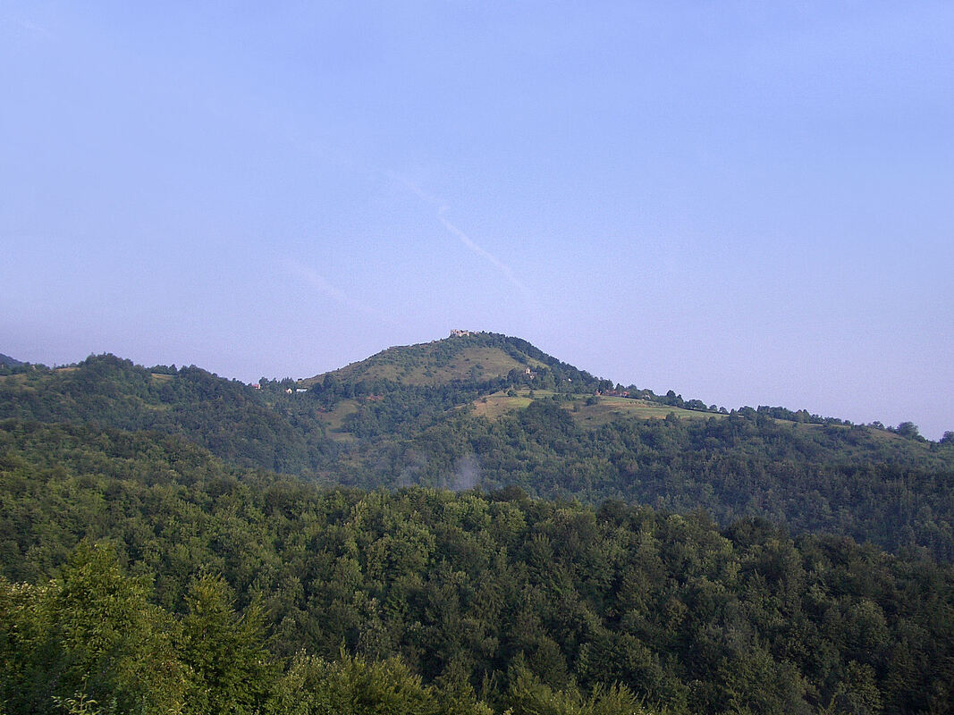 Pogled na Modruš i brdo Gradinu (678 m) s ostacima Modruš-grada