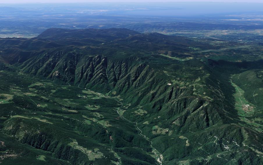 Prostorni pogled na visoravan Trnovskog gozda. Pogled iz smjera sjevera prema jugu. Na sjevernom rubu visoravni nalazi se greben Govci, koji strmo pada prema dolini Trebuše. Na njegovim strmim padinama jasno se vide brojni usjeci - grape. Desno je Čepovanski dol a na suprotnoj strani visoravni Trnovskog gozda je Vipavska dolina.