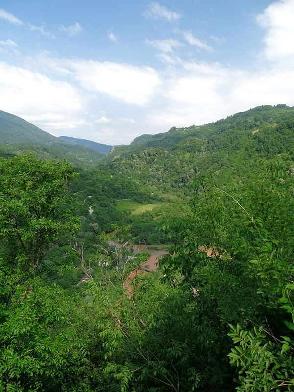 Jugozapadno podnožje Grkinje (padine desno), mjesto  podno stijene Kušlat, gdje rijeka Jadar utječe u Drinjaču.