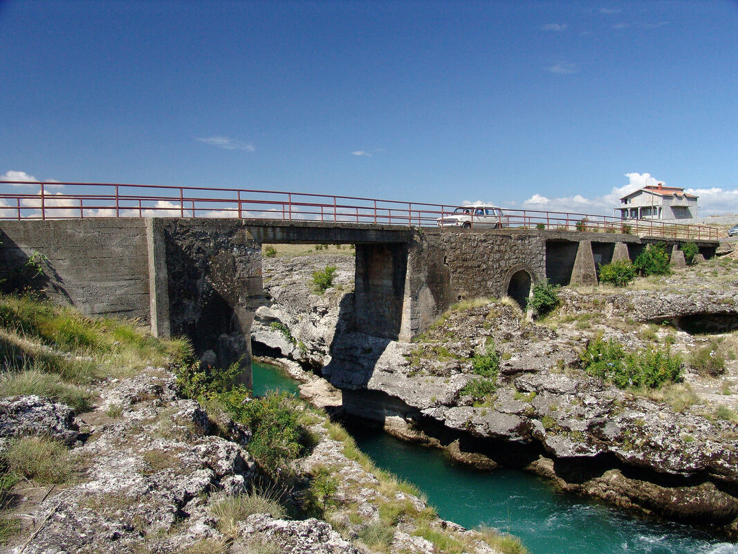 Nekadašnji most preko rijeke Cijevne u Dinoškom polju - danas ga je zamijenio novi.
