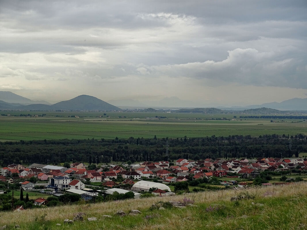 Pogled s Dajbabske gore kod Podgorice na brdo Hum i humce koji se nalaze jugozapadno od Hotskih brda, u južnom dijelu Ćemovskog polja; Lijevo je najviši Hum (Tuški) (276 m), u sredini humac Burgovi (77 m), a desno od njega je dvodjelna Vranjska gora (lijevi vrh Lekovića gora, 85 m i desni kota 93 m, sa starom gradinom). Kota 93 prikriva još jedan humac pozadi - Seljovu goru (45 m).