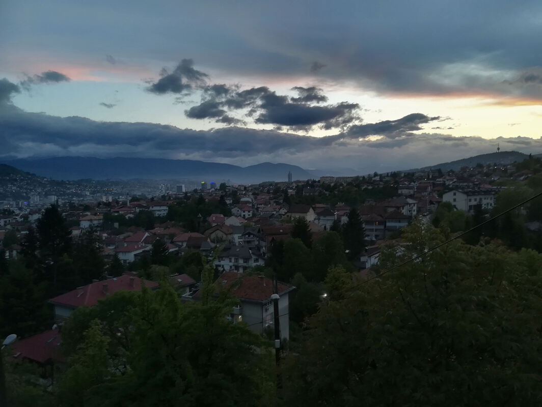 Pogled iz Sarajeva u smjeru zapada gdje na horizontu stoji prepoznatljiv toranj na brdu Hum (u pozadini, desno).