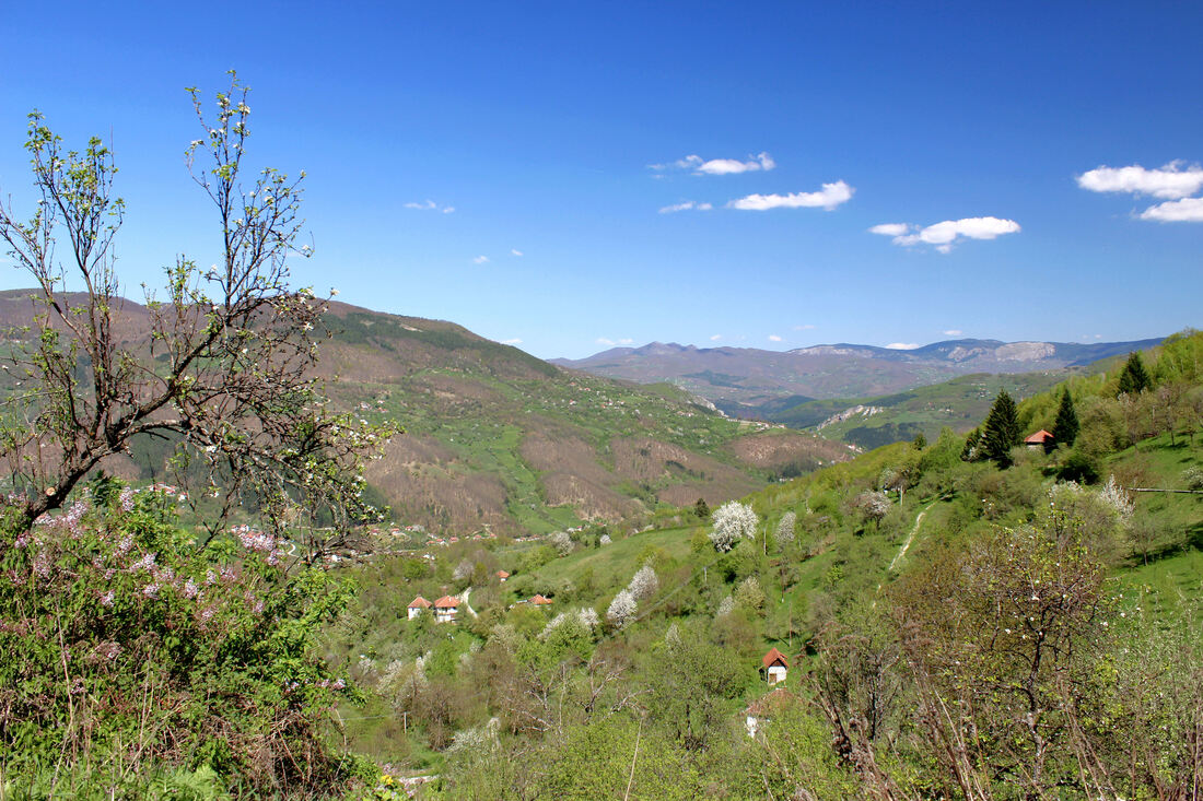 Selo Osoje nalazi se na sjevernim padinama Kamene gore i iznad iznad dolina rječica Zvijezdanske i Seljašnice. U pozadini se vidi planina Zlatar.