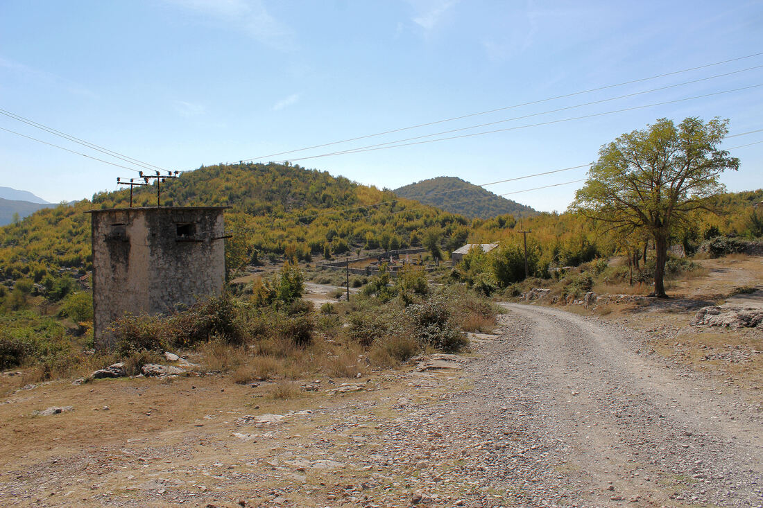 Kastrat, pogled na glavnu cestu i  seosko groblje