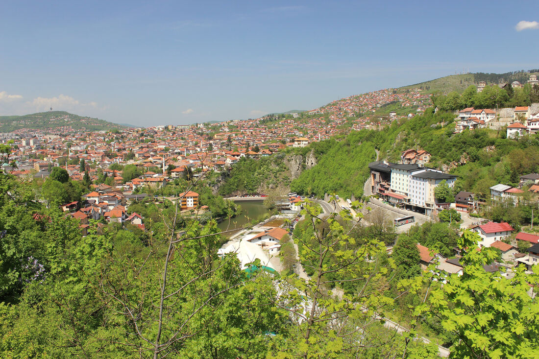 Pašino brdo i gradsko naselje Vratnik naslanjaju se na kanjon MIljacke, na području Bentbaše i Darive.