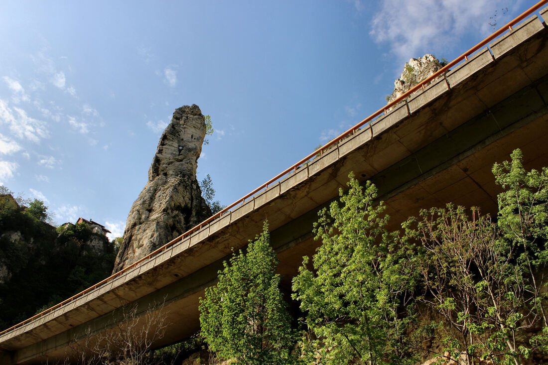 Stijena Babina zuba nad šetalištem Dariva i vijaduktom magistralne ceste Sarajevo - Pale
