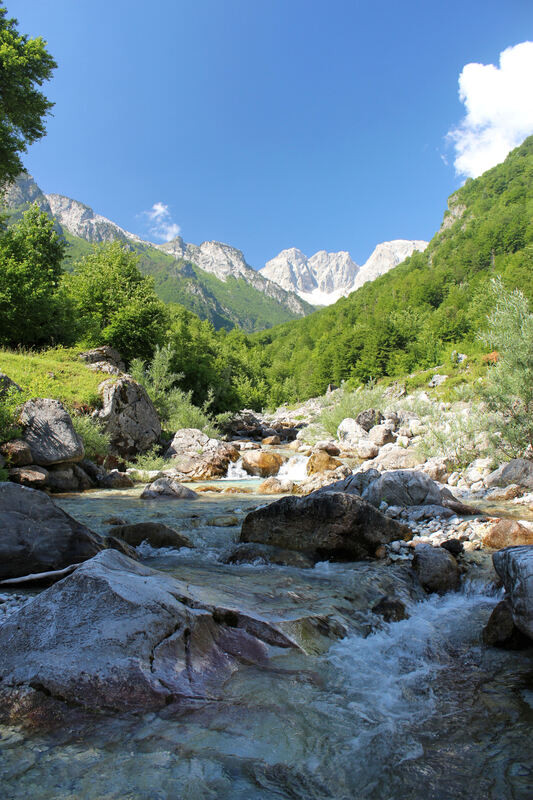 Dolina Motinskog potoka i pogled na vrhove Krasnićkih planina, u pozadini
