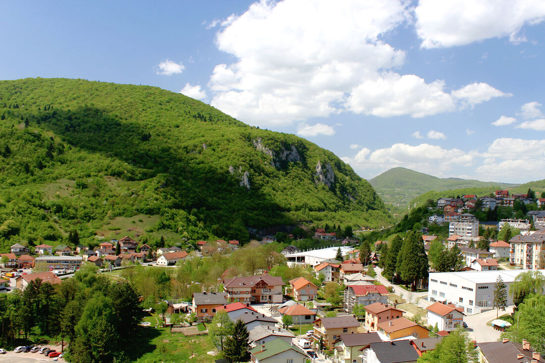 Naselja grada Jajca dotiču sjevernu padinu brda Čusine 