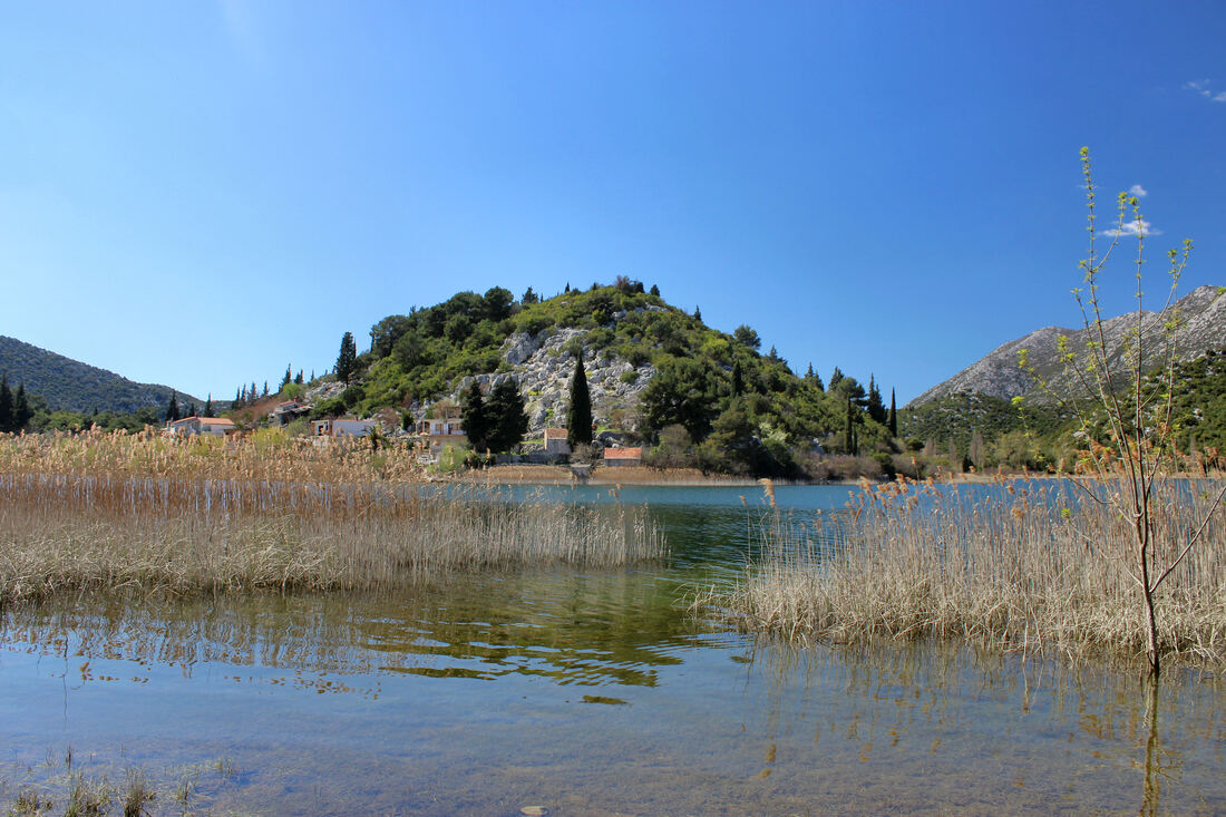 Na obali jezera Sladinac, ispod brežuljka Jasen (79 m n.v.)  smjestilo se par kuća baćinskog zaselka Bare