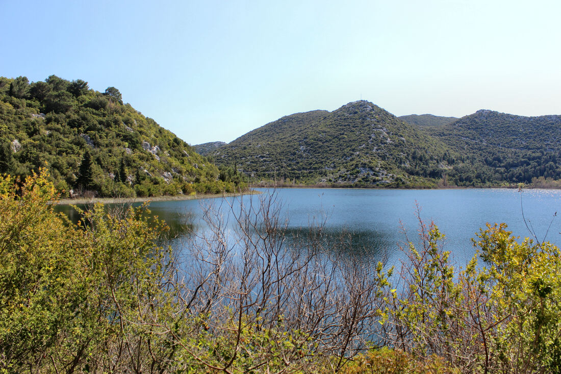U sjevernom podnožju Striževa smjestila su se Baćinska jezera. Na fotografiji: pogled s obale jezera Crniševo na obronke Striževa