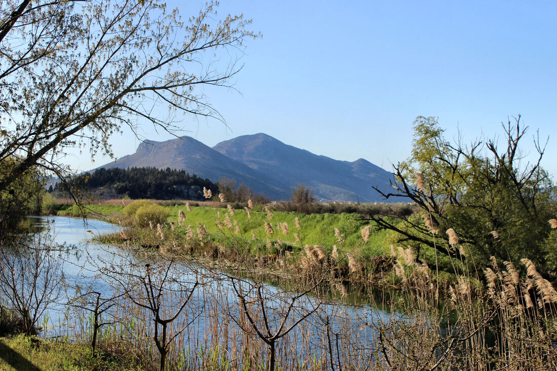 Okolica sela Medovina; pogled na rijeku Mislinu i planinu Rujnicu na horizontu 