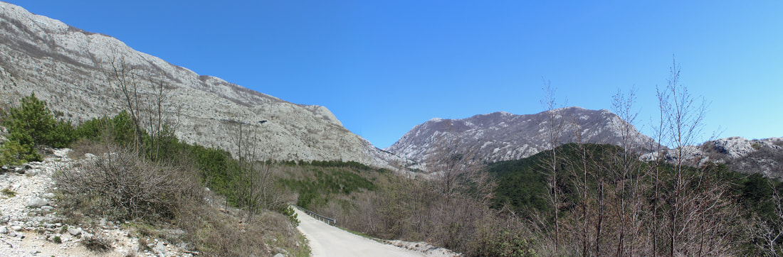 Pogled na prijevoj Vratlo od područja Kućerice. Prijevoj Vratlo odvaja Dobrošticu (ljevo) od Radoštaka (desno).