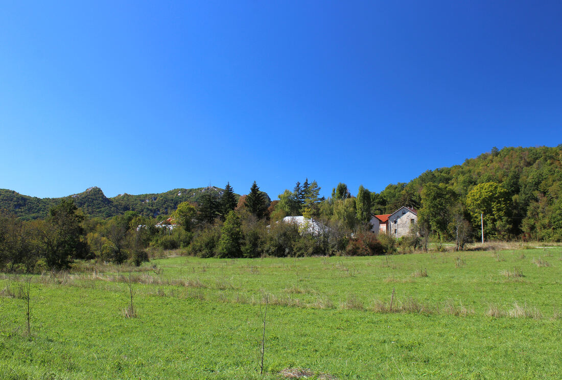 Centar naselja Klanac - desno se vidi šumoviti obronak huma Otišeć (650 m n.v.), a na horizontu lijevo nazire se Oteš (744 m). 
