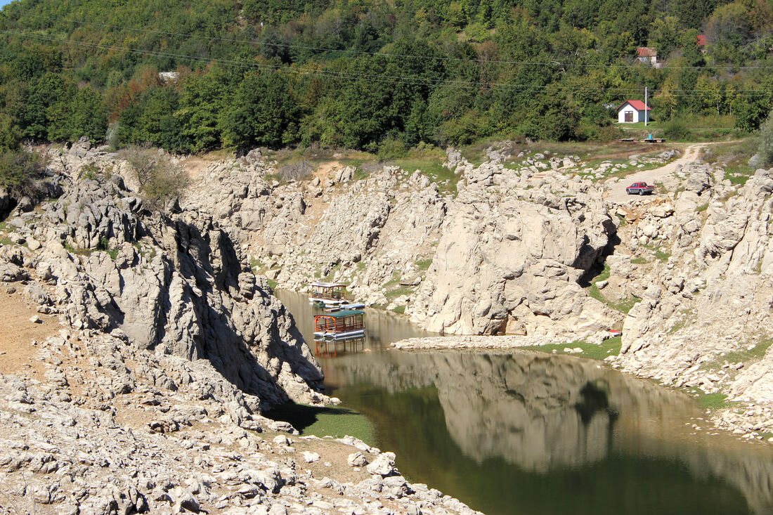 Pristanište podno sela Kaluđerovac za turističke brodiće koji plove po jezeru Kaluđerovac i kanjonu rijeke Like