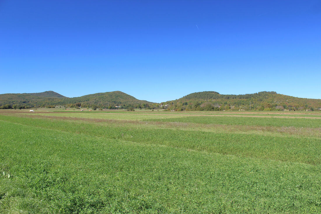 Pogled iz Malog polja na vrhove: lijevo u pozadini Bungorovac (782 m), zatim Karaula (753 i 740 m) i desno Vršeljak (674 m)