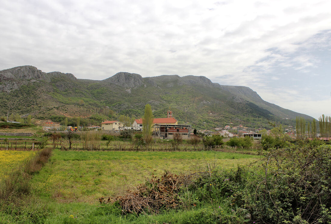 Pogled na brdo Mali i Sheldisë i naselje Guri i Zi