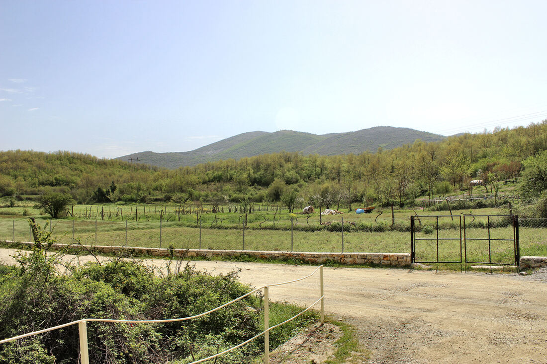 Pogled na sjeverne obronke Sheldie iz smjera naselja Rragam
