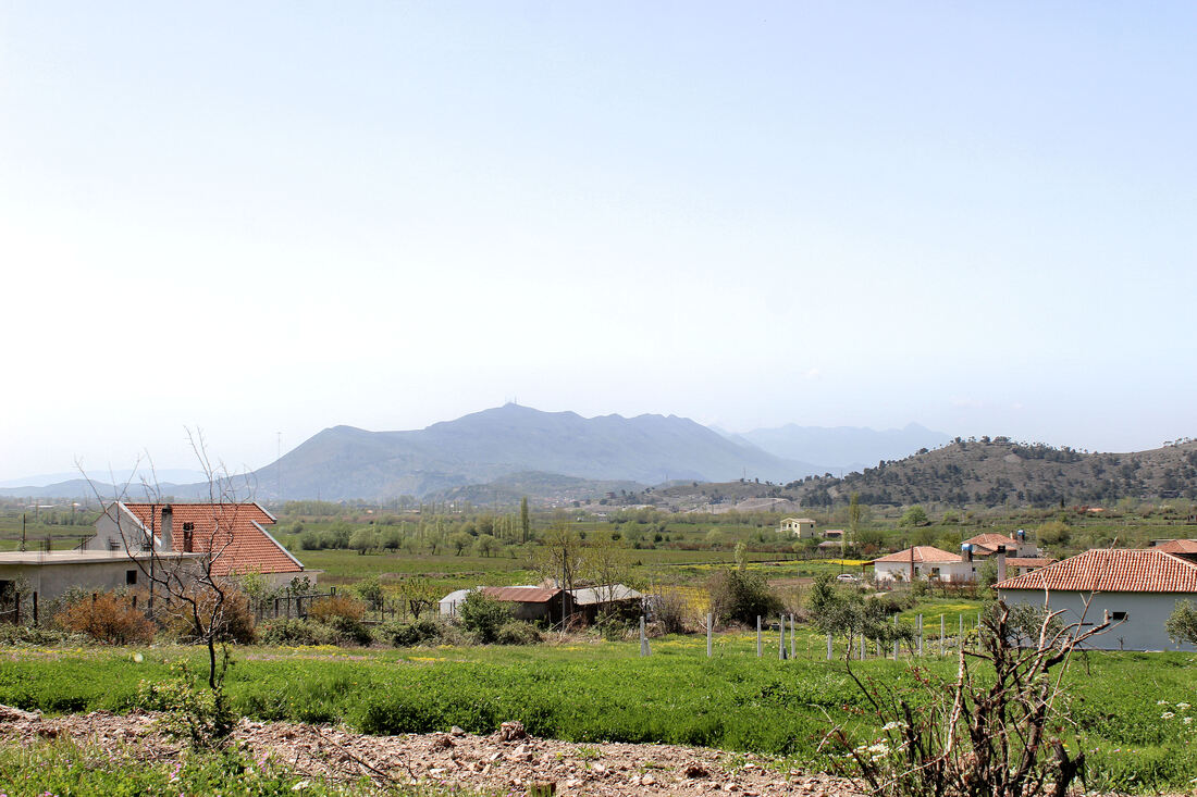Pogled iz Gjikaja (Renc) u smjeru Skadra - vide se brda Rozafa i Tarabosh, u pozadini.