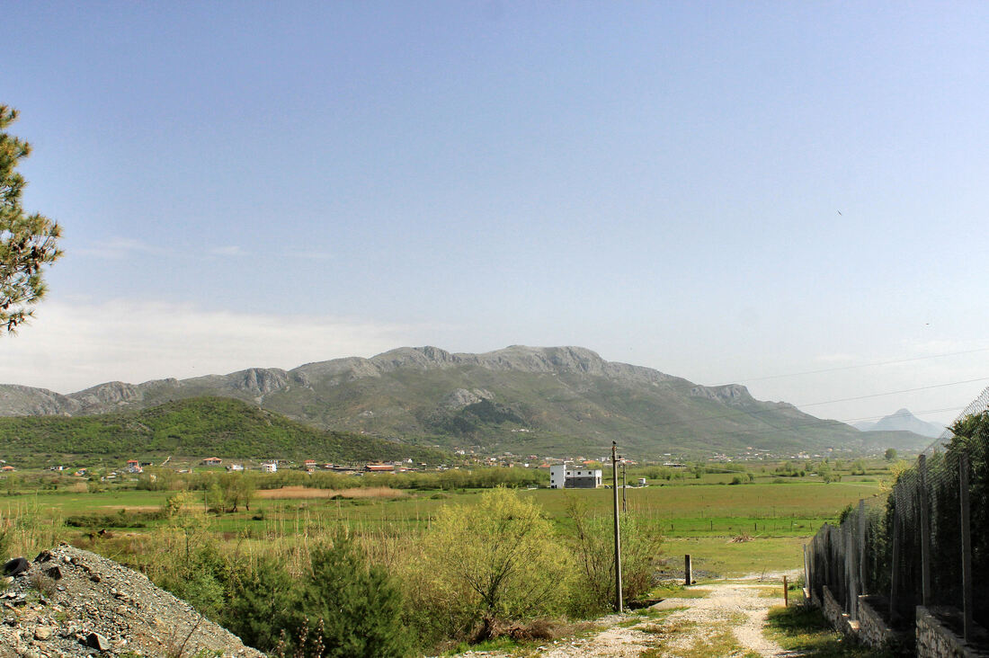 Pogled na Mali i Sheldisë iz smjera zapada (zapadni rub naselja Renc)