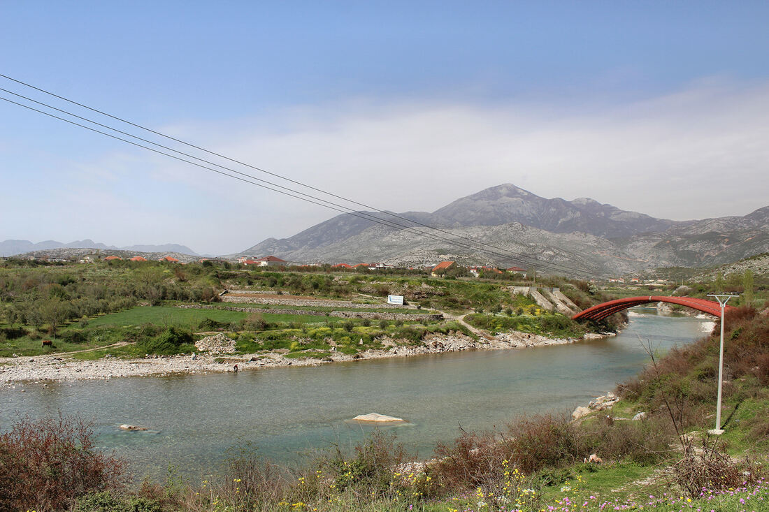 Pogled iz smjera naselja Mes na rijeku Kir i vrh Maranaj (na horizontu)