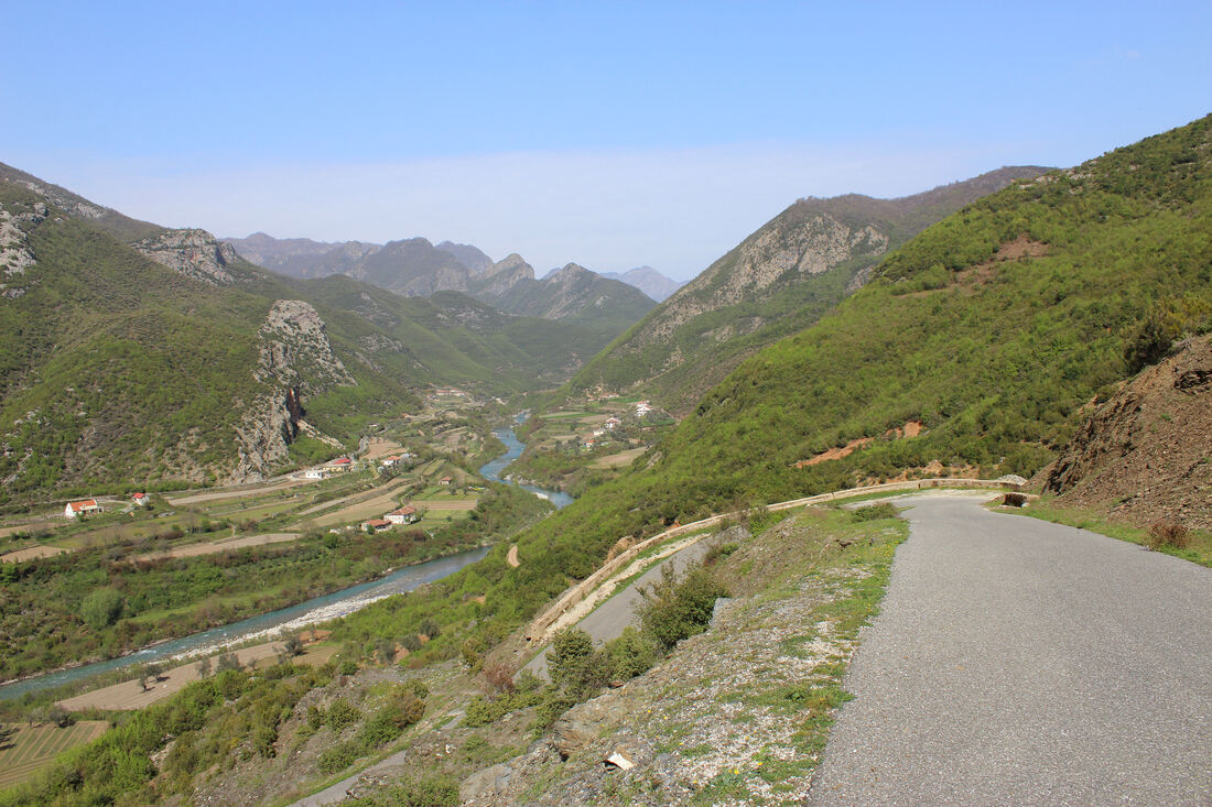 Cesta kojom se u serpentinama uspinje iz doline rijeke Kir na prijevoj Shpatit (qafa e Shpatit) i dalje prema naselju Drisht.