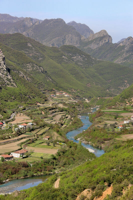 Naselje Omaraj u dolini rijeke Kir