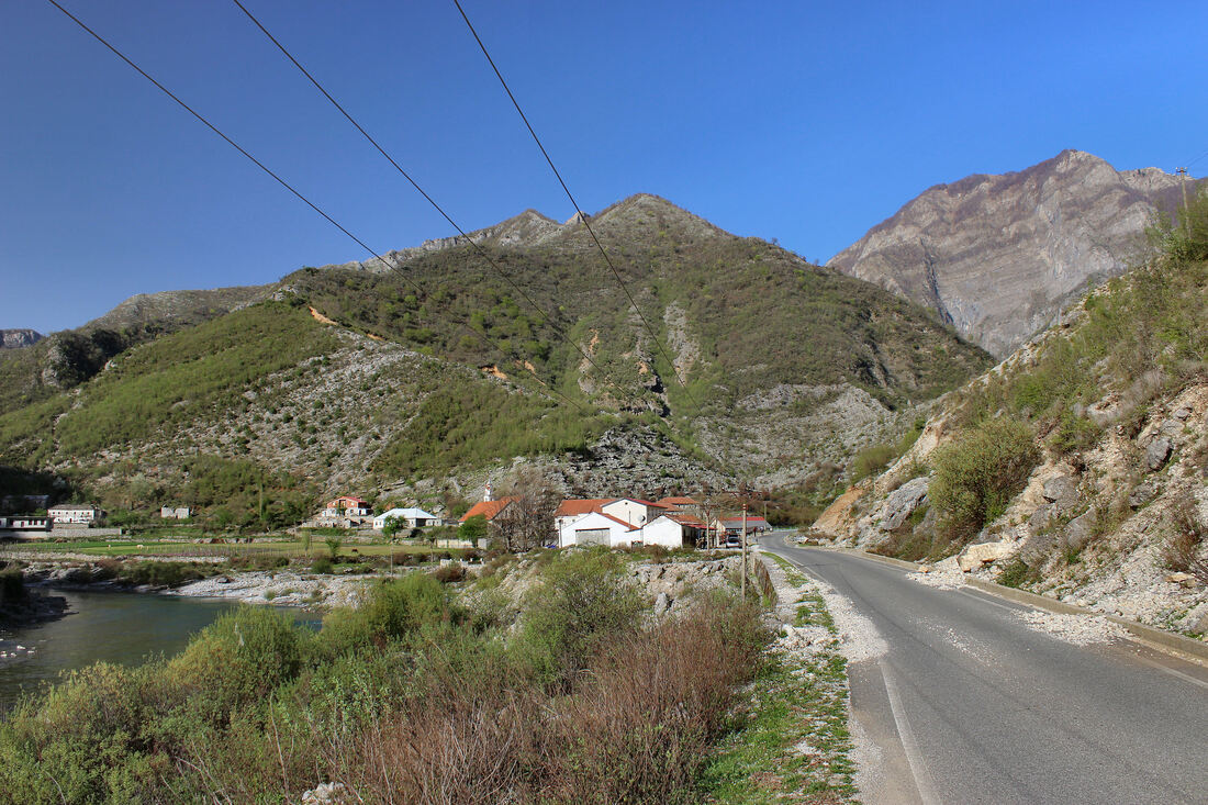 Pogled na Prekal u dolini rijeke Kir, iznad kojega se dižu vrhovi Maja Sukës (852 m; lijevo) i u pozadini Maja Buallit.