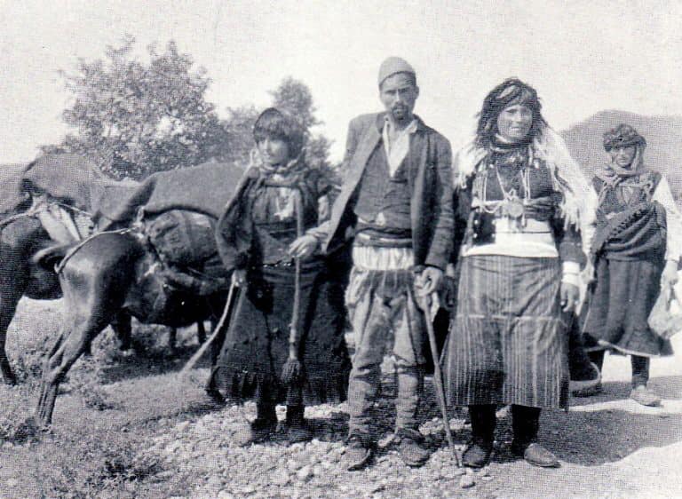 Pripadnici plemena Kelmendi na putu s blagom između ljetnog boravka u visokim planinama i zimskih pasišta u poljima oko Skadra i Lješa 