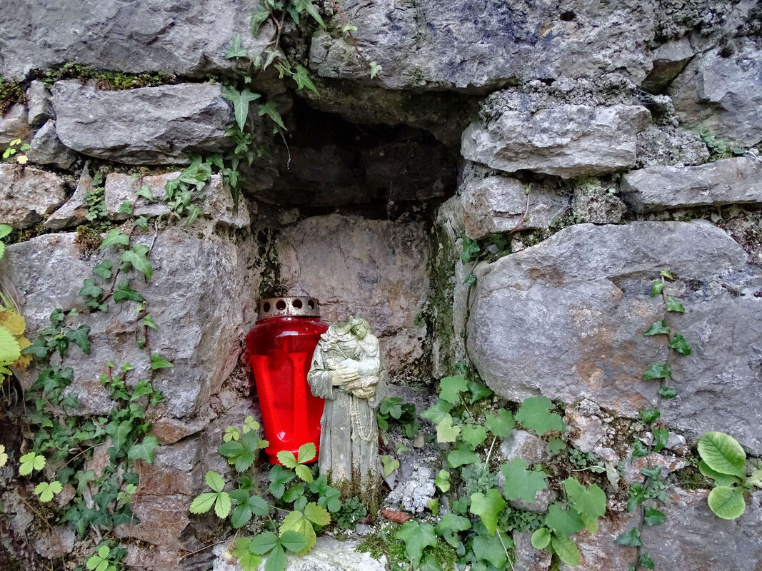 Mali kip sveca sačuvan je u niši ostataka kapele