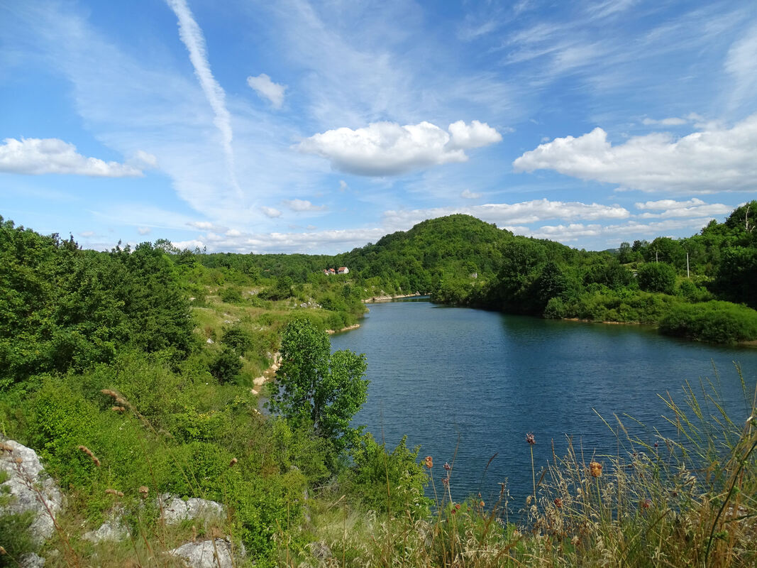 Krajnji zapadni dio zaravni Krš dotiče tok rijeke Like - na fotografiji brijeg uz obalu rijeke, između naselja Kosinj-Most i Gradina.