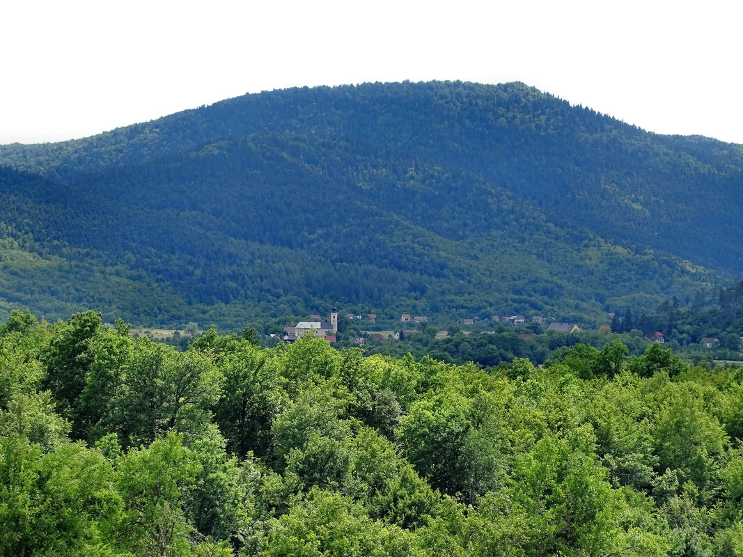 Pogled na Gornji Kosinj i Veliki vrh (910 m)
